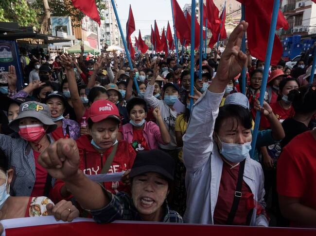 La ciudadanía salió a las calles de Rangún en contra del golpe de estado en Myanmar