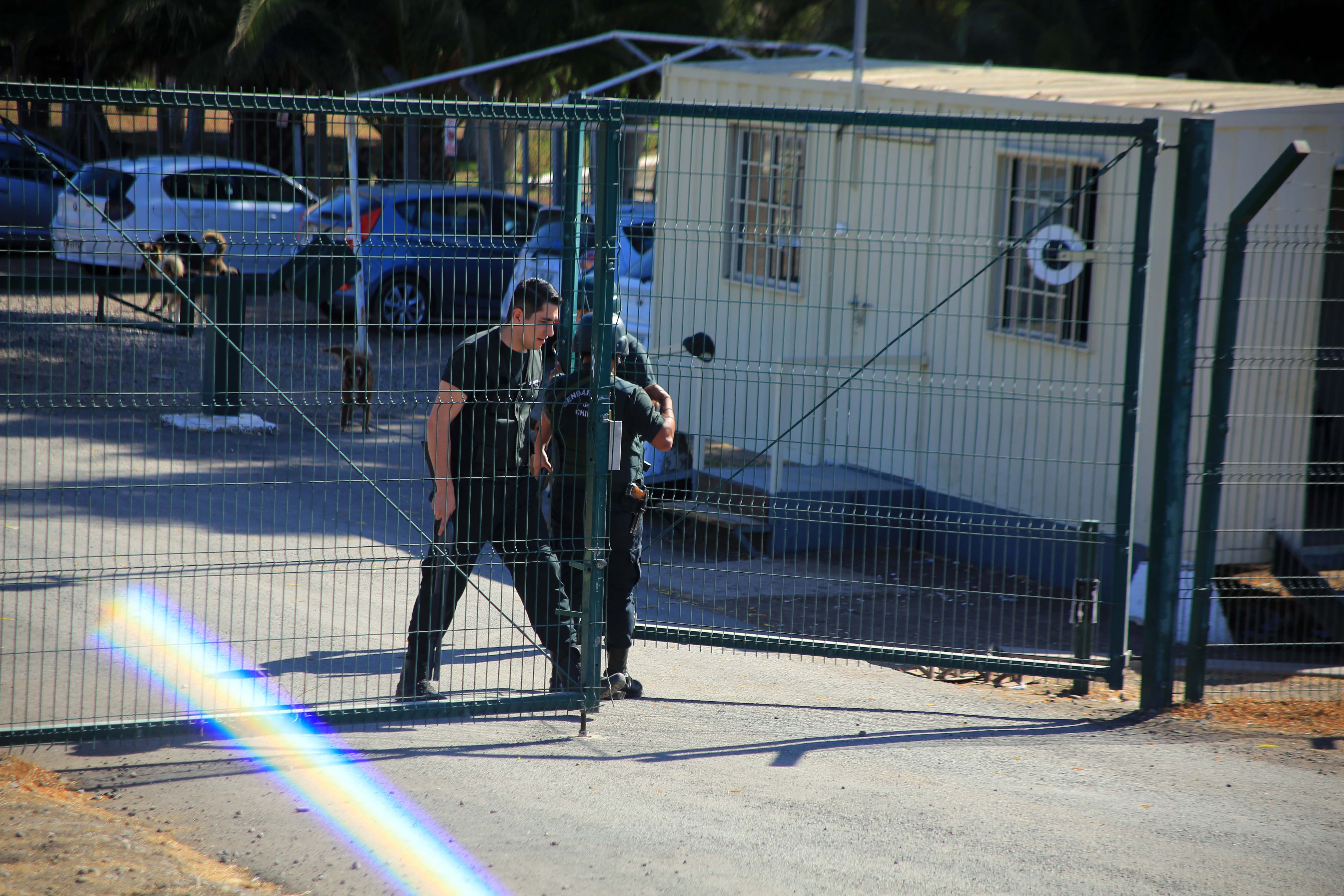 2 de abril 2020/ SANTIAGODos gendarmes salen del Penal de Punta Peuco ubicado en la comuna de til til, donde el Presidente Sebastian Piera enviar veto al Congreso para reponer disposiciones rechazadas en ley de indulto conmutativo, podran salir en libertad reos de Punta PeucoFOTO: Jose Francisco Zuiga /AGENCIAUNO
