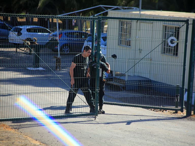 2 de abril 2020/ SANTIAGO
Dos gendarmes salen del Penal de Punta Peuco ubicado en la comuna de til til, donde el Presidente Sebastian Piera enviar veto al Congreso para reponer disposiciones rechazadas en ley de indulto conmutativo, podran salir en libertad reos de Punta Peuco
FOTO: Jose Francisco Zuiga /AGENCIAUNO