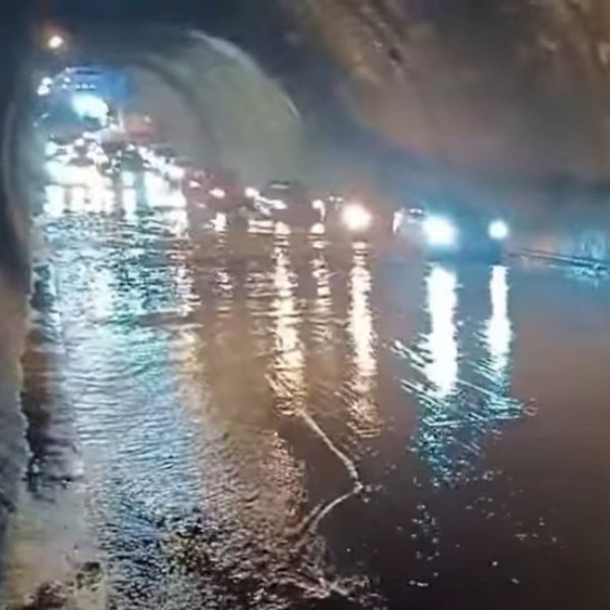 Alerta en Santiago: suspenden tránsito en paso bajo nivel por acumulación de agua