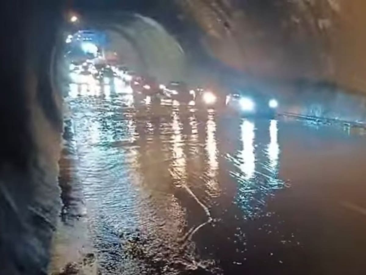 Alerta en Santiago: suspenden tránsito en paso bajo nivel por acumulación de agua