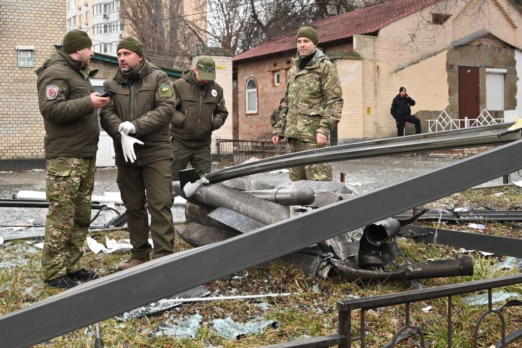 Policías ucranianos revisan el daño tras una explosión en los alrededores de Kiev