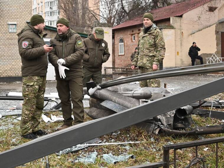 Policías ucranianos revisan el daño tras una explosión en los alrededores de Kiev