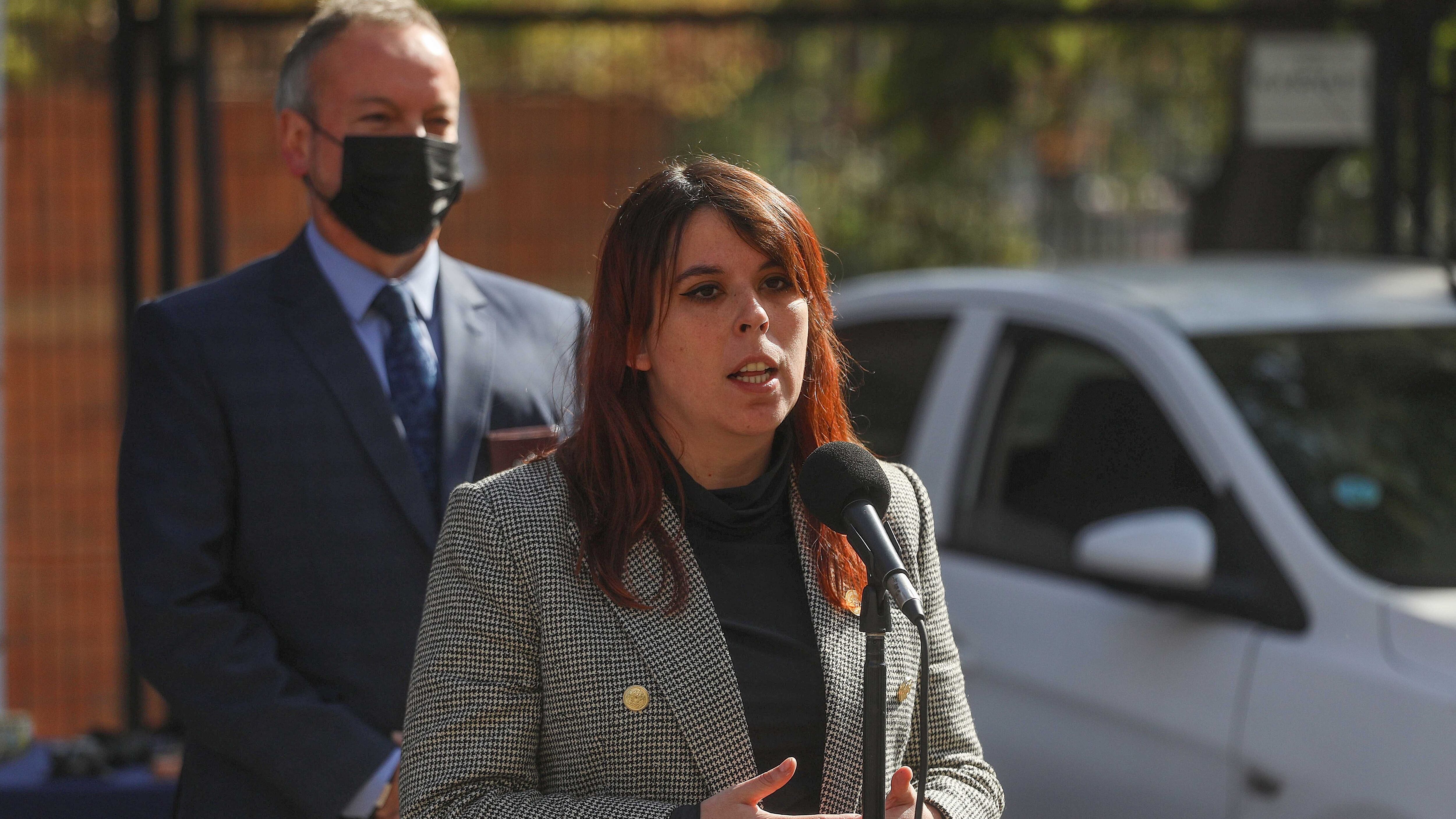 18 de mayo del 2022/SANTIAGOLa Delegada Presidencial de la Región Metropolitana, Constanza Martínez, junto al prefecto inspector Eduardo Ullivarri, jefe de la Región Policial Metropolitana, darán cuenta del operativo realizado ayer martes, por la Brigada de Investigación Criminal (Bicrim) Puente Alto, en el marco de una investigación por delitos de infracción a la Ley de Armas y de Drogas.
FOTO: SEBASTIAN BELTRAN GAETE/AGENCIAUNO