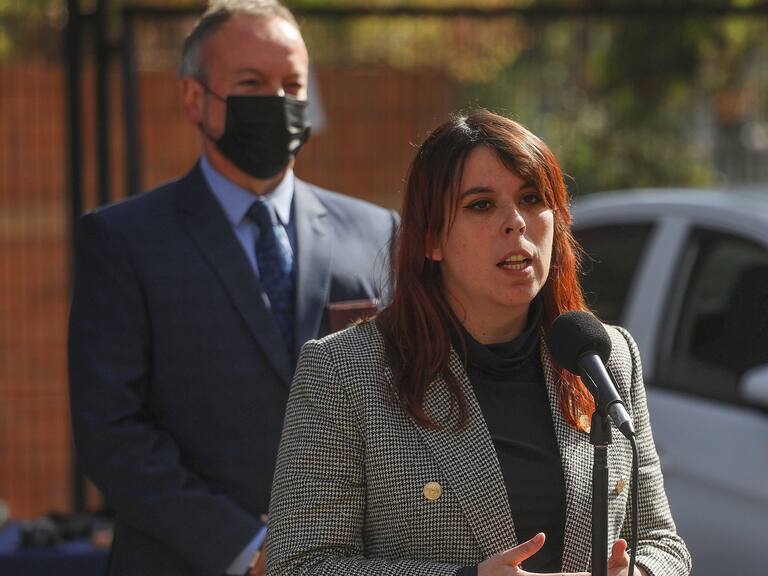 18 de mayo del 2022/SANTIAGOLa Delegada Presidencial de la Región Metropolitana, Constanza Martínez, junto al prefecto inspector Eduardo Ullivarri, jefe de la Región Policial Metropolitana, darán cuenta del operativo realizado ayer martes, por la Brigada de Investigación Criminal (Bicrim) Puente Alto, en el marco de una investigación por delitos de infracción a la Ley de Armas y de Drogas.
FOTO: SEBASTIAN BELTRAN GAETE/AGENCIAUNO
