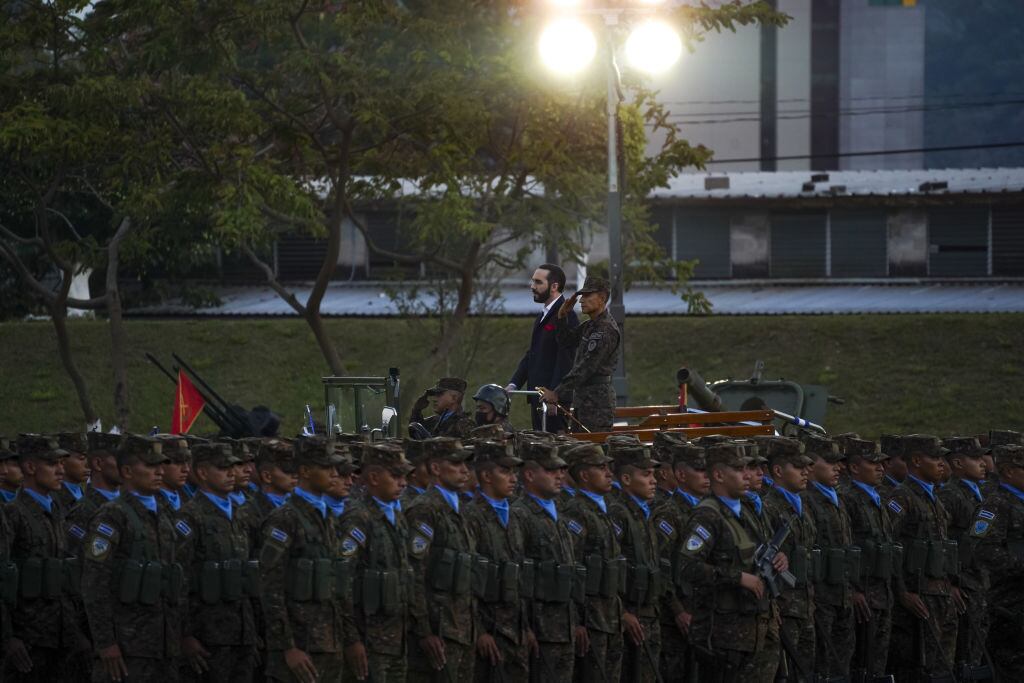 El presidente salvadoreño Nayib Bukele desfila ante las fuerzas armadas