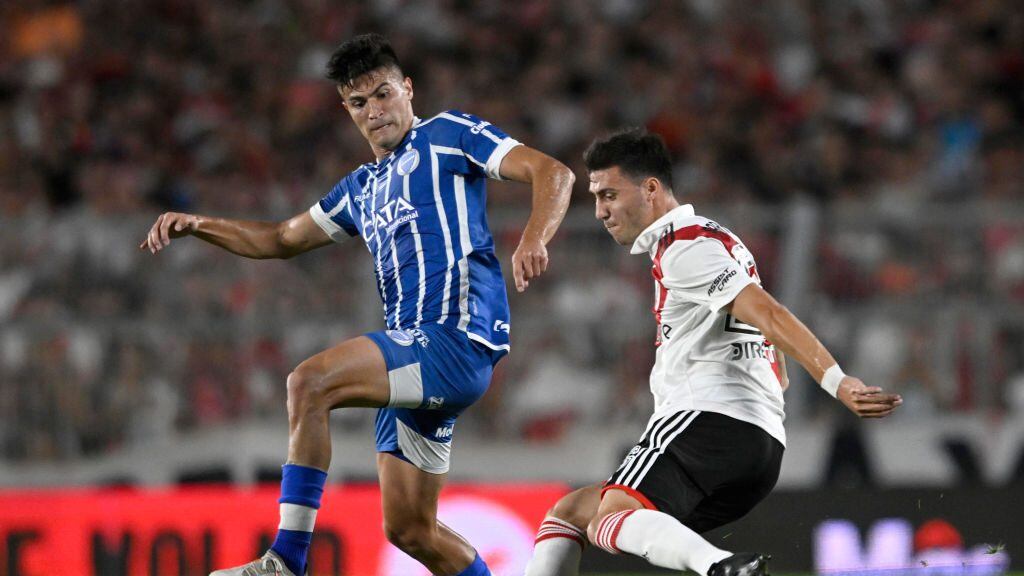 BUENOS AIRES, ARGENTINA - MARCH 12: Jose Paradela of River Plate competes for the ball with Thomas Galdames of Godoy Cruz during a match between River Plate and Godoy Cruz as part of Liga Profesional 2023 at Estadio Mas Monumental Antonio Vespucio Liberti on March 12, 2023 in Buenos Aires, Argentina. (Photo by Diego Alberto Haliasz/Getty Images)