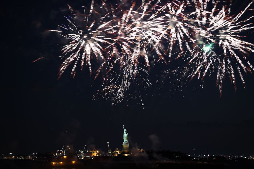Fuegos artificiales se elevan sobre la Estatua de la Libertad, en lo que fue la celebración del «fin de la pandemia» en Nueva York. Getty Images.
