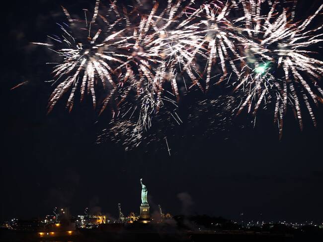 Fuegos artificiales se elevan sobre la Estatua de la Libertad, en lo que fue la celebración del «fin de la pandemia» en Nueva York. Getty Images.