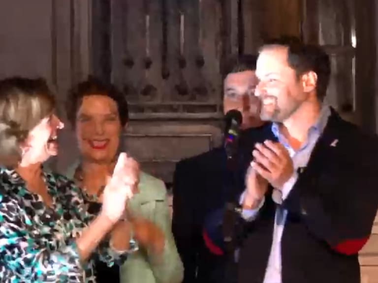 Jaime Bellolio celebró su triunfo junto a Evelyn Matthei en Providencia: frenó su discurso para que le gritaran “presidenta”