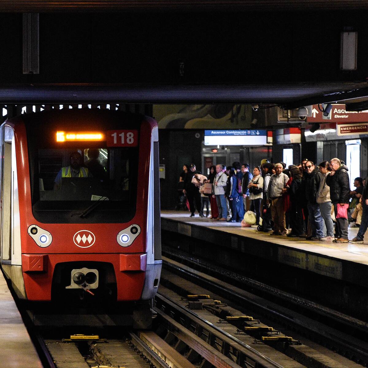 Cuatro estaciones de Metro de Santiago cierran en plena Línea 1 y generan interrupciones en Alameda