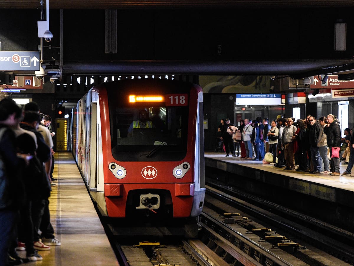 Cuatro estaciones de Metro de Santiago cierran en plena Línea 1 y generan interrupciones en Alameda