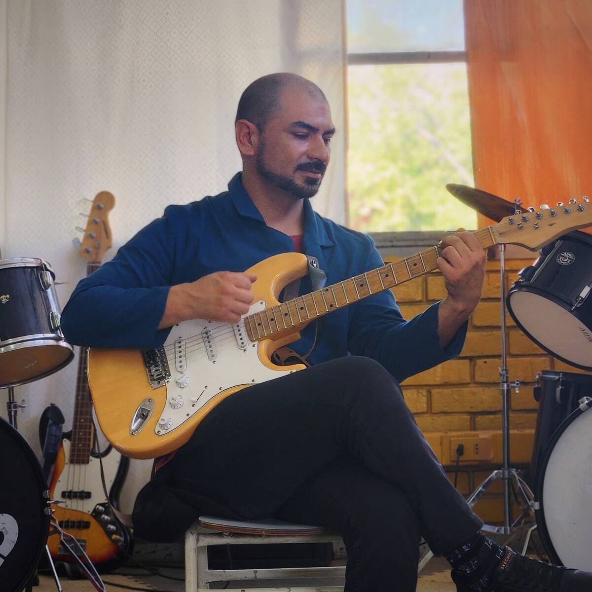 El profesor chileno que ganó el ‘Nobel’ de educación con su banda de rock diferencial: “Somos nosotros quienes discapacitamos a las personas”