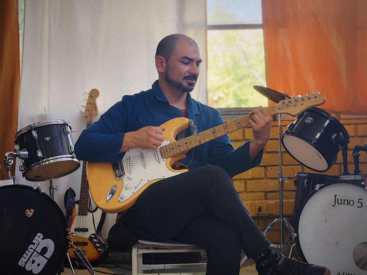 El profesor chileno que ganó el ‘Nobel’ de educación con su banda de rock diferencial: “Somos nosotros quienes discapacitamos a las personas”