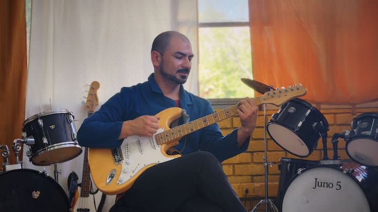 El profesor chileno que ganó el ‘Nobel’ de educación con su banda de rock diferencial: “Somos nosotros quienes discapacitamos a las personas”