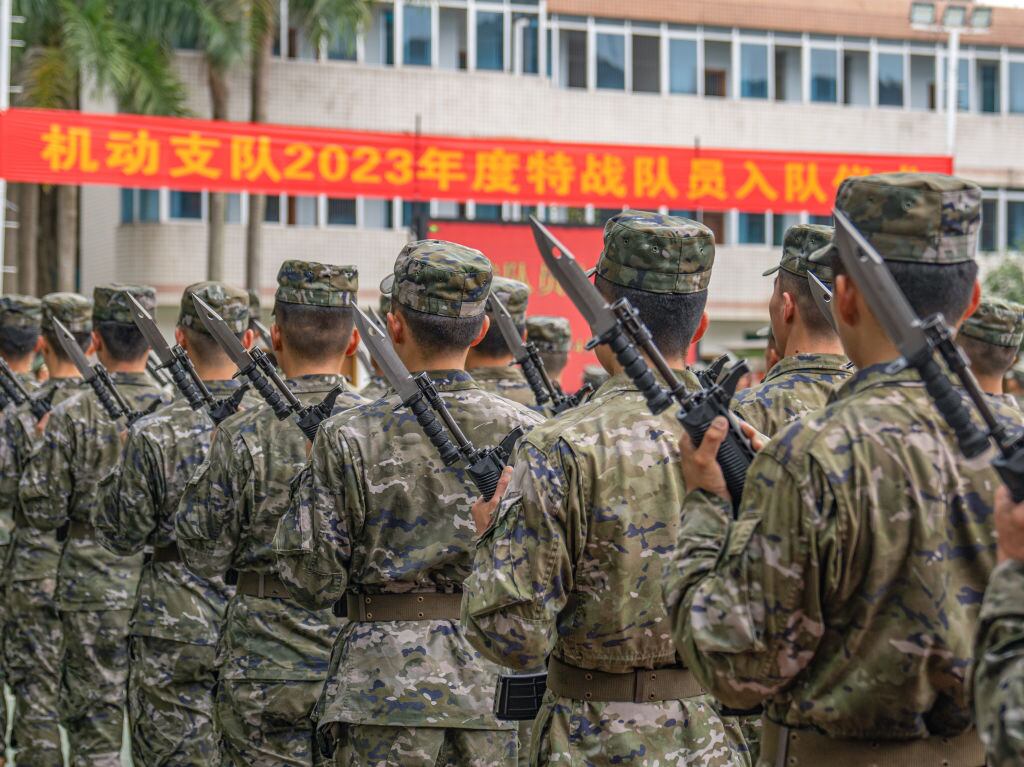 Efectivos del Ejército de China participan de un acto en la ciudad de Nanning