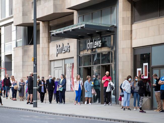 Las personas esperan ingresar a una tienda comercial en Escocia