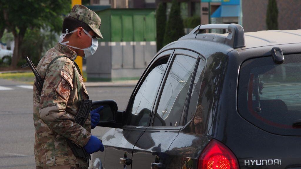 Un militar peruano controla el desplazamiento de los vehículos en la ciudad de Lima