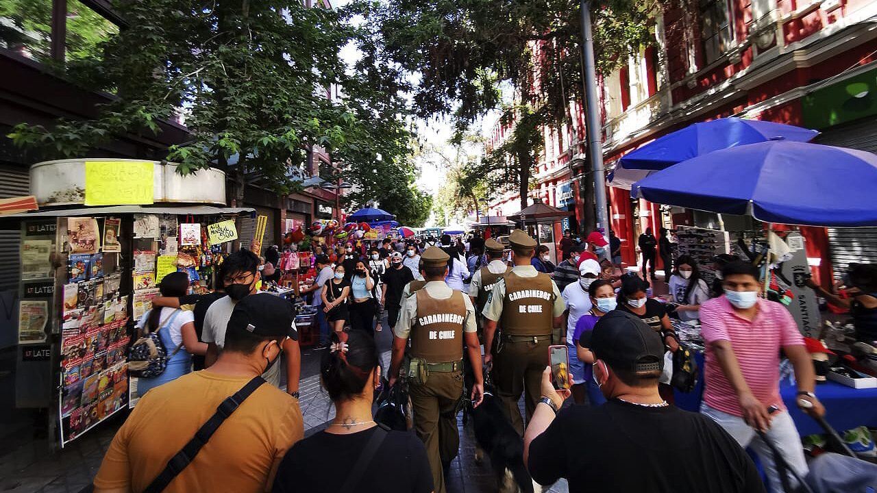 07 de Diciembre de 2020/SANTIAGOGran cantidad de personas se movilizan por diferentes tiendas Comerciales realizando sus en sus compras navideas en el Centro de Santiago.
FOTO:CRISTOBAL ESCOBAR/AGENCIAUNO