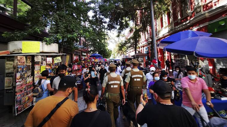 07 de Diciembre de 2020/SANTIAGOGran cantidad de personas se movilizan por diferentes tiendas Comerciales realizando sus en sus compras navideas en el Centro de Santiago.
FOTO:CRISTOBAL ESCOBAR/AGENCIAUNO