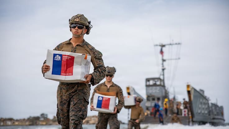 Marines de Estados Unidos trasladan ayuda enviada desde Chile para afectados por terremotos en Venezuela