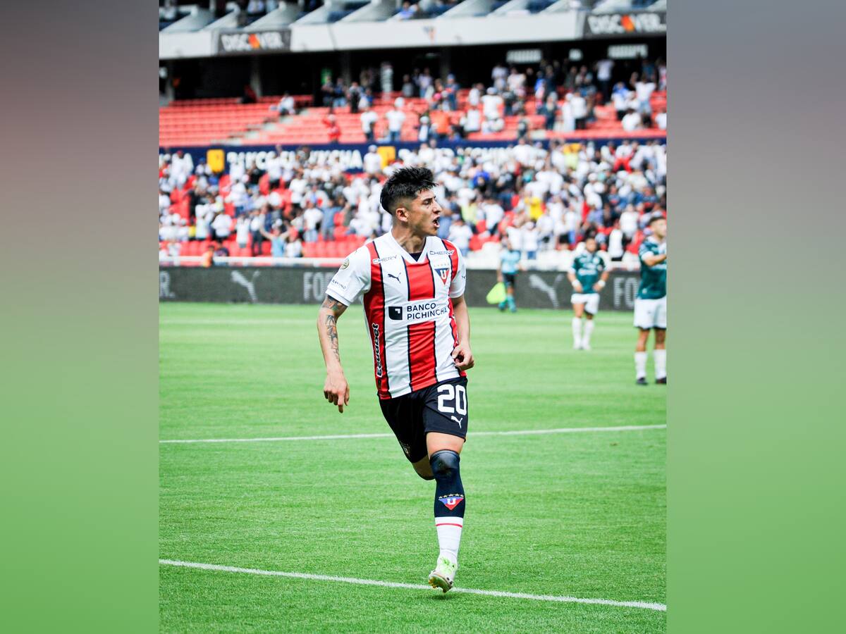 Fernando Cornejo anota un gran gol para el triunfo de la Liga Deportiva Universitaria de Quito en Ecuador