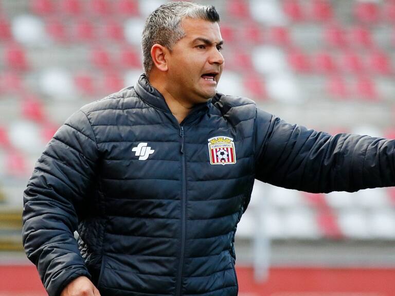 Hinchas de Curicó protestan por el despido de Damián Muñoz