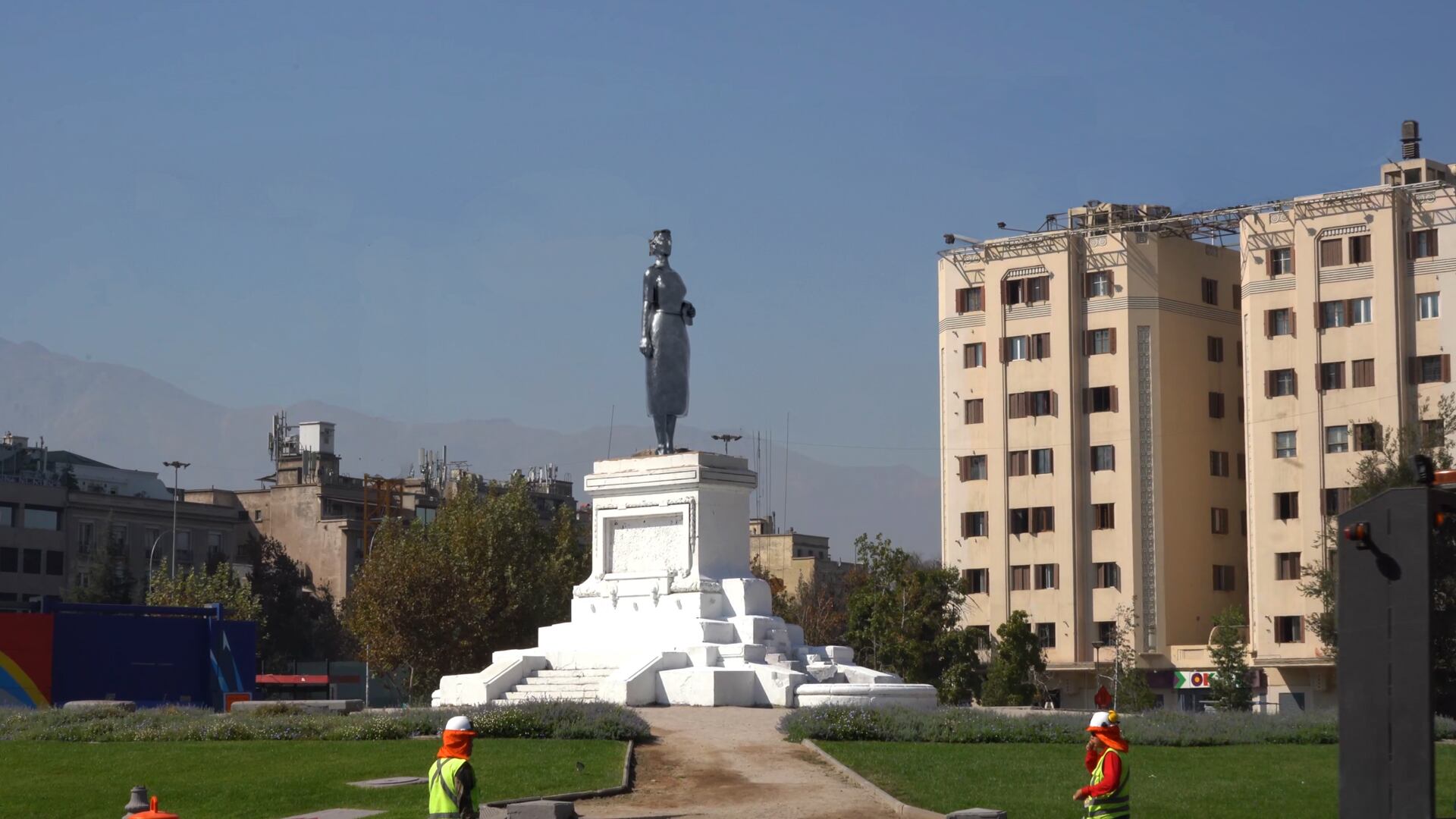 ¿Realidad o ficción?: Plaza Baquedano amanece con monumento de Elena Caffarena, impulsora del voto femenino