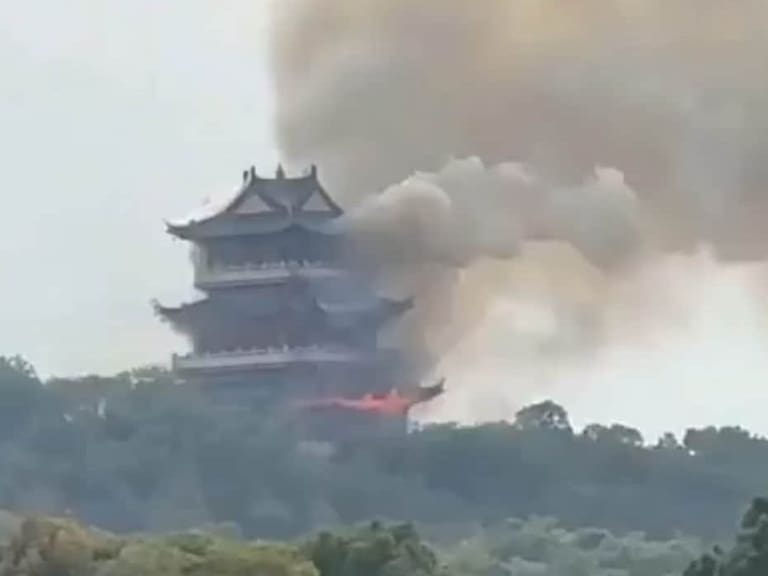 Culparon a un turista: revelan motivo del incendio en el milenario templo chino Wenchang