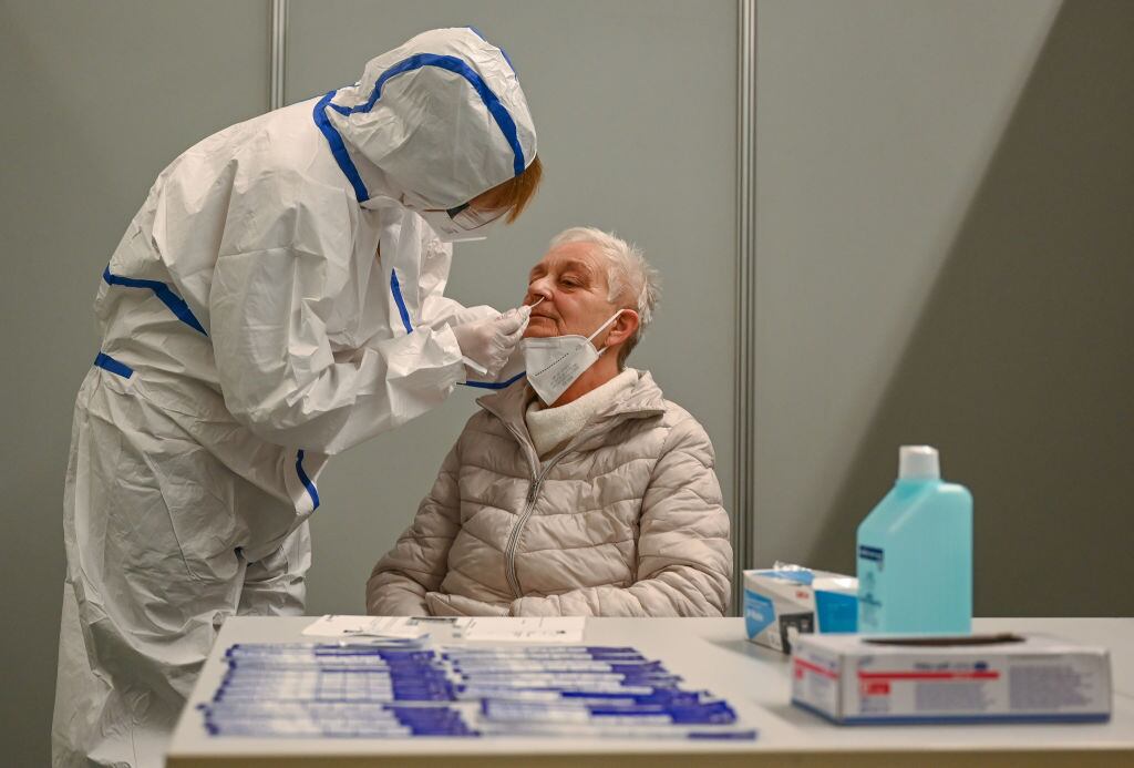 Trabajador de la salud realiza un test del Covid-19 en Frankfurt