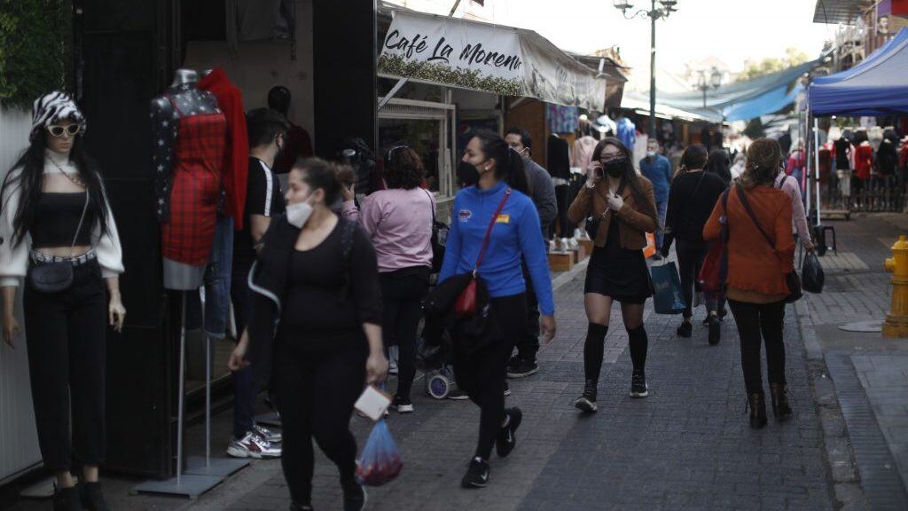 24 de Mayo de 2021 / SANTIAGO Unas personas circulan por el Barrio Patronato en cual locatarios vuelven abrir después de dos meses sus negocios.
FOTO:CRISTOBAL ESCOBAR/AGENCIAUNO