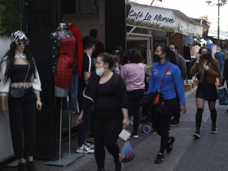 24 de Mayo de 2021 / SANTIAGO Unas personas circulan por el Barrio Patronato en cual locatarios vuelven abrir después de dos meses sus negocios.
FOTO:CRISTOBAL ESCOBAR/AGENCIAUNO