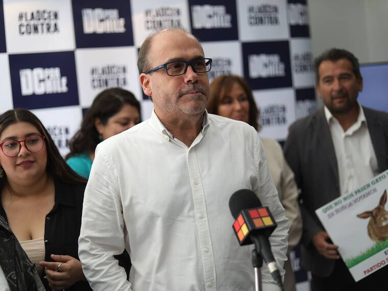 14 DE DICIEMBRE DE 2023/SANTIAGO
La Democracia Cristiana encabezada por su presidente, Alberto Undurraga, cerrará su campaña del plebiscito constitucional 2023, donde apoya la opción "En Contra".
FOTO: SEBASTIAN BELTRAN GAETE / AGENCIUNO