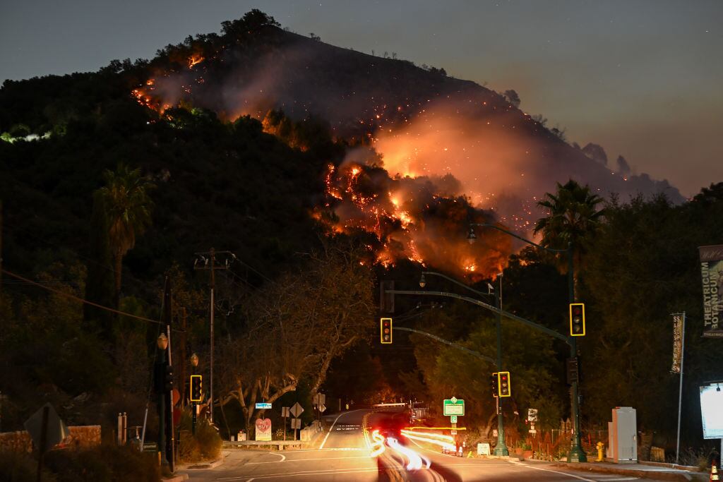 El fuego de un incendio forestal avanza por el Cañón Topanga cercano a la zona de Eaton en Los Angeles de California en Estados Unidos