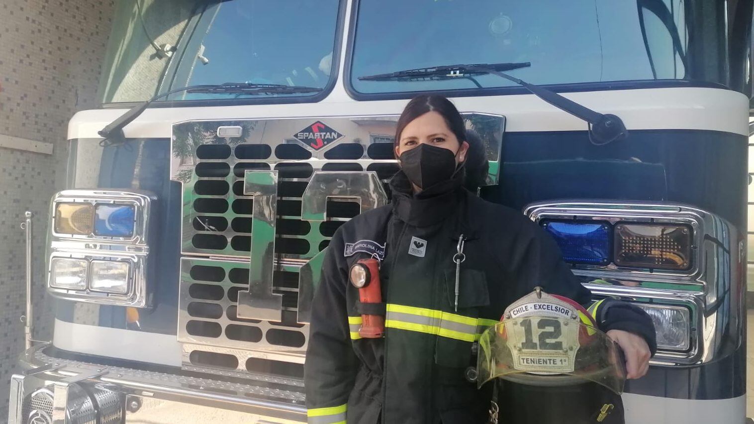 Carolina Lazo primera capitán del Cuerpo de Bomberos de Santiago