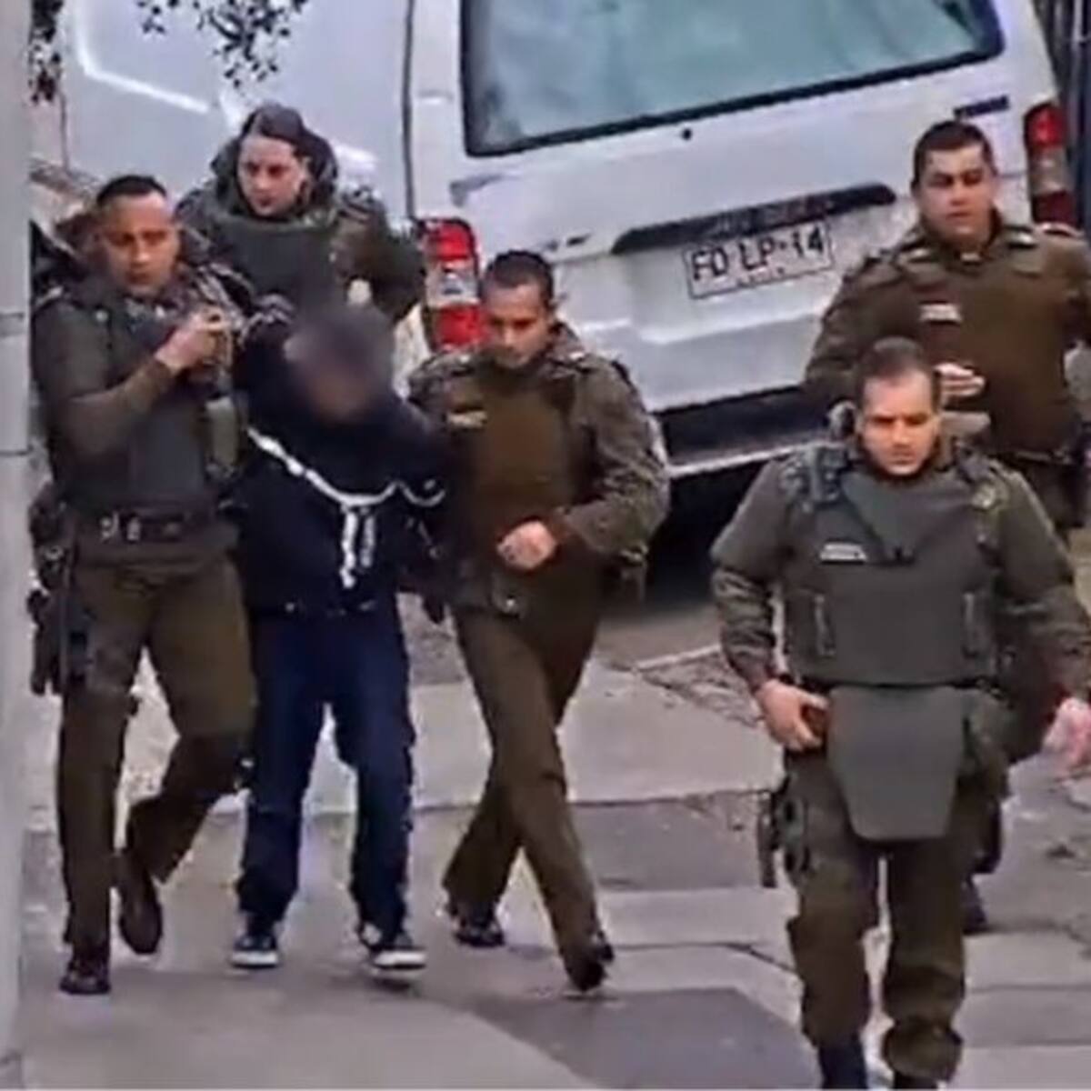 Cámaras de televigilancia registran cinematográfica detención de sujeto que apuñaló a un hombre en Las Condes