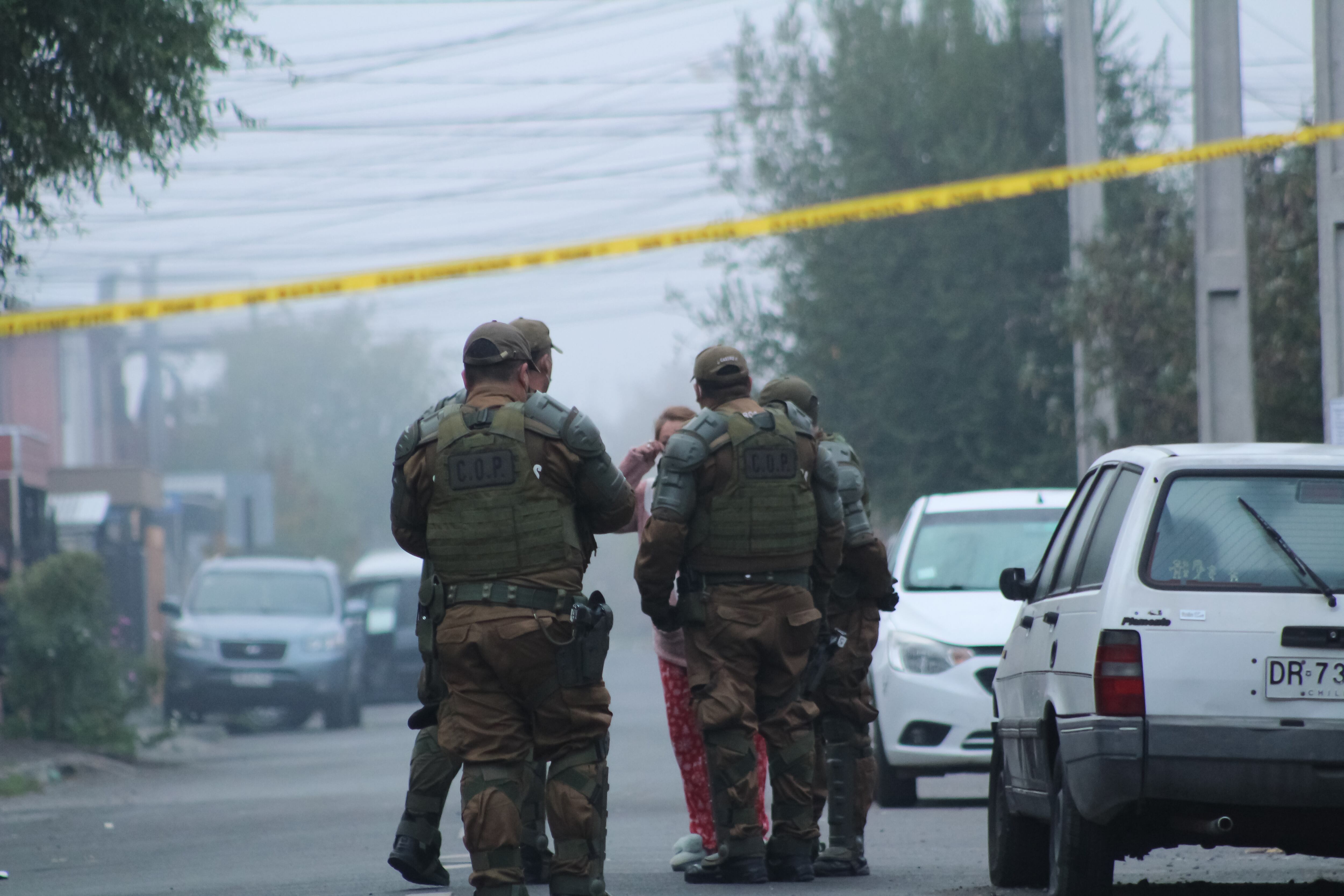 04 DE MAYO DE 2022/CHILLANUn delincuente y un carabinero resultaron fallecidos durante un control de drogas realizado en la Villa Brisas del Bicentenario un sujeto al ser sorprendido con sustancias ilícitas atacó un carabinero el cual repelio el ataque resultando el civil y el uniformado fallecidos en el lugar
FOTO:JOSE CAMPOS/ AGENCIAUNO