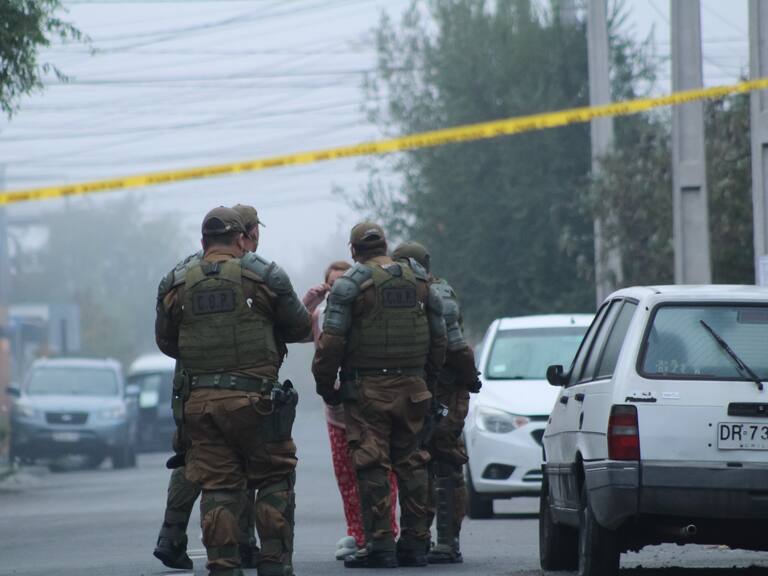 04 DE MAYO DE 2022/CHILLANUn delincuente y un carabinero resultaron fallecidos durante un control de drogas realizado en la Villa Brisas del Bicentenario un sujeto al ser sorprendido con sustancias ilícitas atacó un carabinero el cual repelio el ataque resultando el civil y el uniformado fallecidos en el lugar
FOTO:JOSE CAMPOS/ AGENCIAUNO