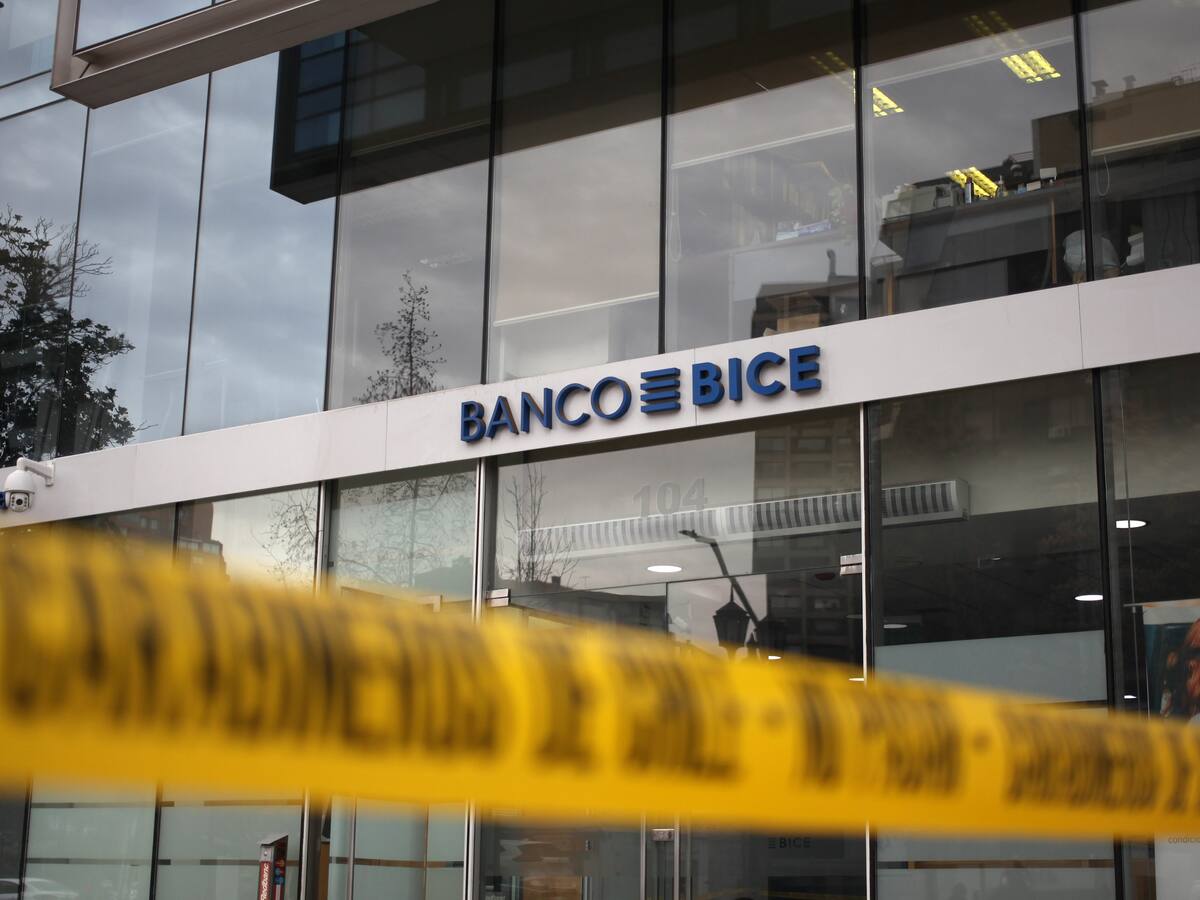 PDI detuvo a tres funcionarios por su presunto vínculo con el robo a un banco de Las Condes en julio pasado