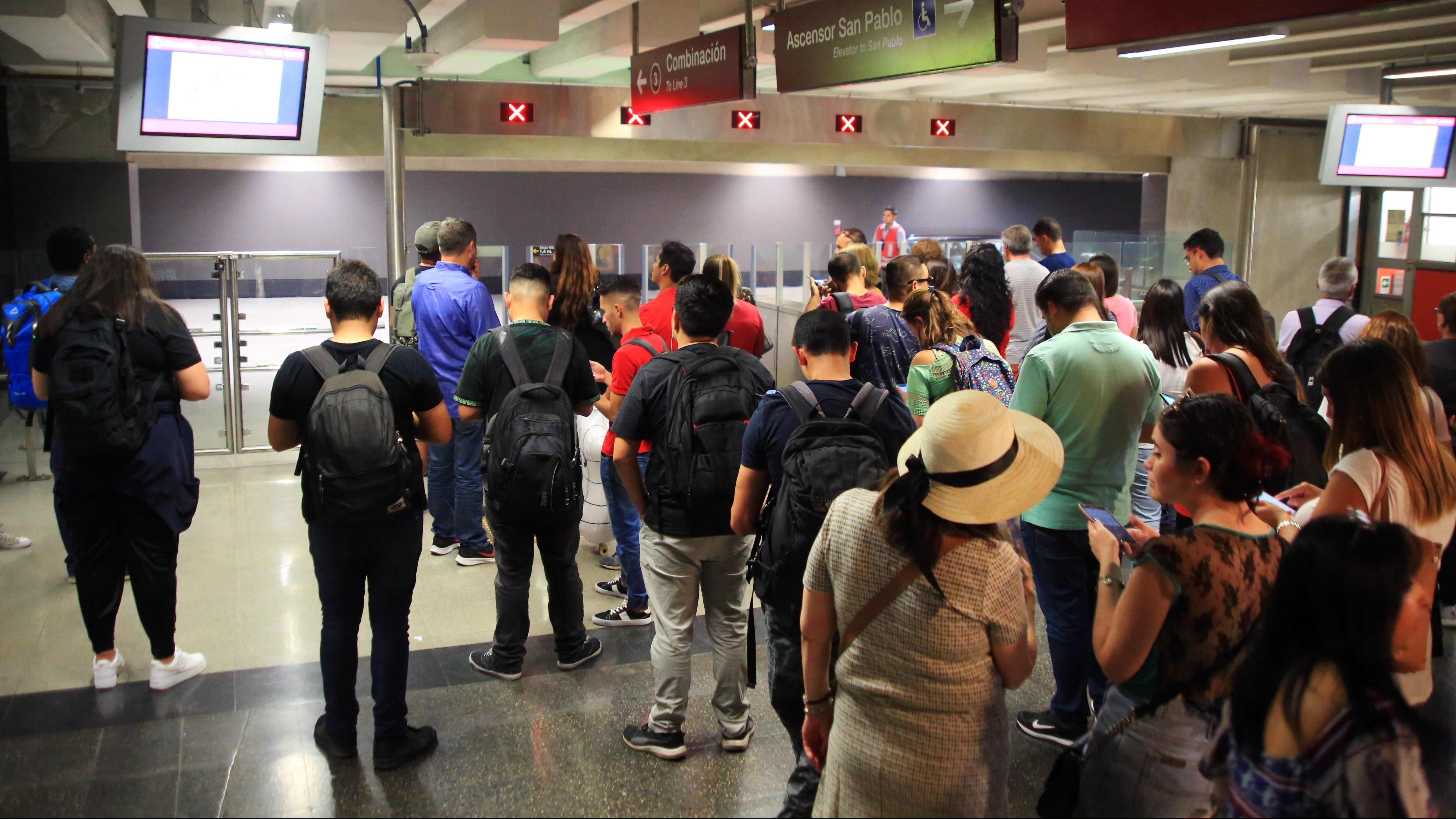06 de marzo de 2020/SANTIAGO
Personas esperan a ingresar durante cierre de metro universidad de chile.

FOTO: JOSÉ FRANCISCO ZÚÑIGA/AGENCIAUNO