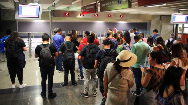 06 de marzo de 2020/SANTIAGO
Personas esperan a ingresar durante cierre de metro universidad de chile.
FOTO: JOSÉ FRANCISCO ZÚÑIGA/AGENCIAUNO
