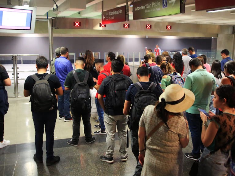06 de marzo de 2020/SANTIAGO
Personas esperan a ingresar durante cierre de metro universidad de chile.

FOTO: JOSÉ FRANCISCO ZÚÑIGA/AGENCIAUNO
