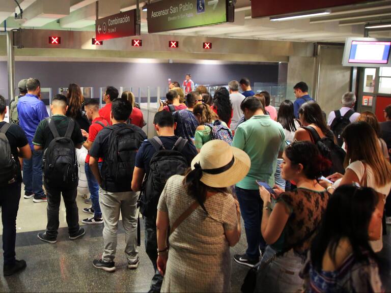 06 de marzo de 2020/SANTIAGO
Personas esperan a ingresar durante cierre de metro universidad de chile.
FOTO: JOSÉ FRANCISCO ZÚÑIGA/AGENCIAUNO