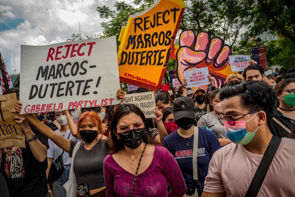 Personas protestan por el triunfo de Marcos en la ciudad de Manila