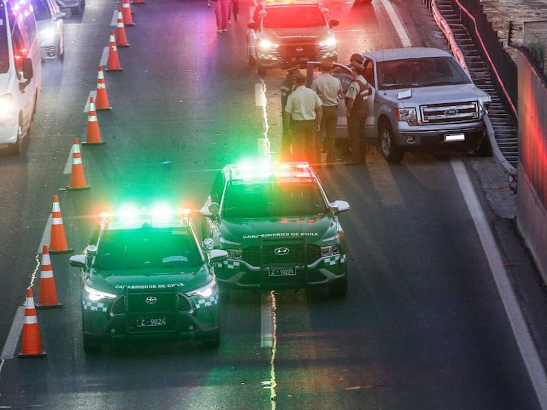 Camión choca y vuelca en Autopista Central: se reporta congestión por restricción en pistas