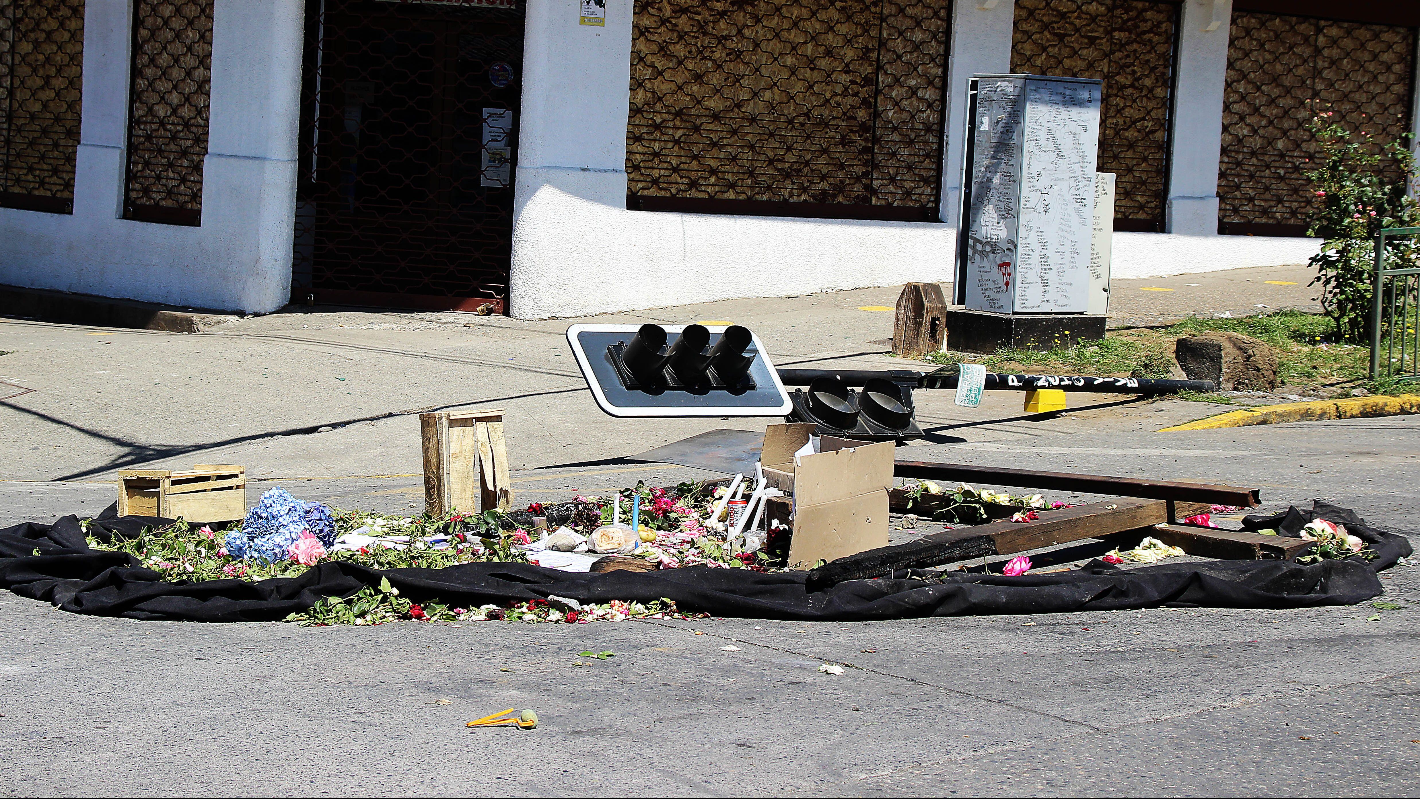 06 DE FEBRERO DE 2021 / PANGUIPULLIVelas y flores en la esquina Martinez de Rosas esquina Pedro de Valdivia donde fue baleado  Francisco Martinez por Carabinero con varios tiros a joven malabarista en el centro de la ciudad tras un control de identidad.
FOTO: AGENCIAUNO