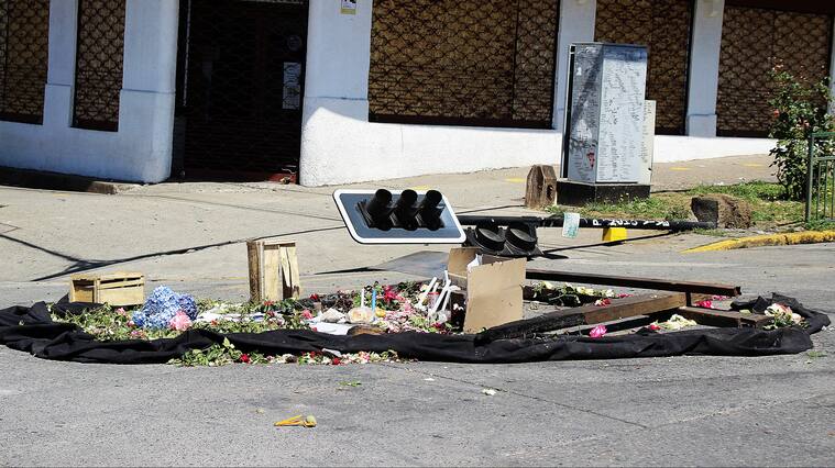 06 DE FEBRERO DE 2021 / PANGUIPULLIVelas y flores en la esquina Martinez de Rosas esquina Pedro de Valdivia donde fue baleado Francisco Martinez por Carabinero con varios tiros a joven malabarista en el centro de la ciudad tras un control de identidad.
FOTO: AGENCIAUNO