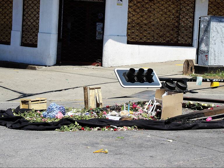 06 DE FEBRERO DE 2021 / PANGUIPULLIVelas y flores en la esquina Martinez de Rosas esquina Pedro de Valdivia donde fue baleado Francisco Martinez por Carabinero con varios tiros a joven malabarista en el centro de la ciudad tras un control de identidad.
FOTO: AGENCIAUNO