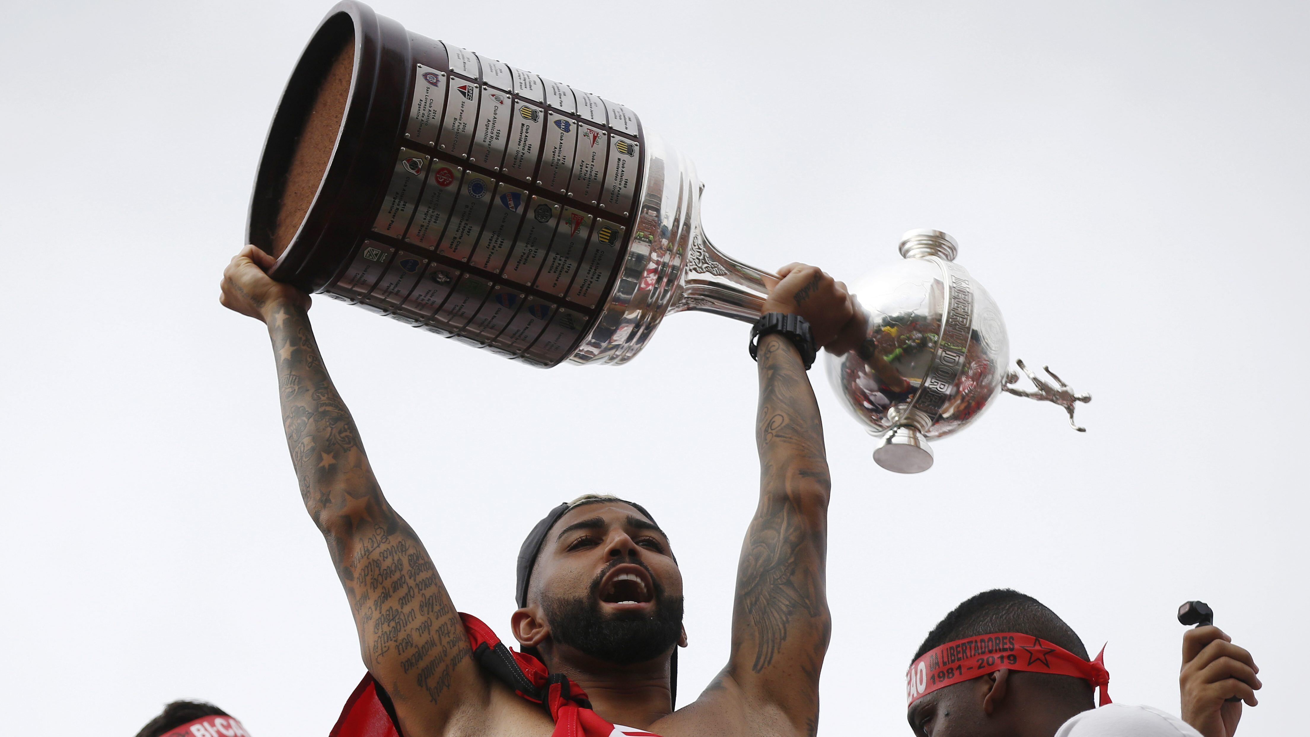 RIO DE JANEIRO, BRAZIL - NOVEMBER 24: Gabriel Barbosa of Flamengo holds the trophy on a bus during the celebrations the day after Flamengo won the Copa CONMEBOL Libertadores on November 24, 2019 in Rio de Janeiro, Brazil. (Photo by Wagner Meier/Getty Images)