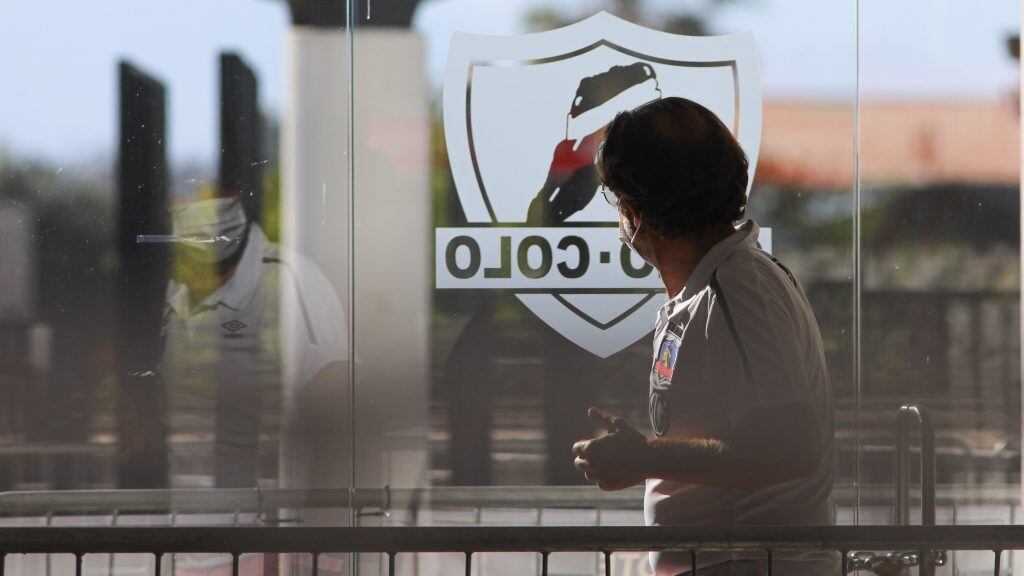 08 DE DICIEMBRE DE 2020/SANTIAGOEl presidente de Colo Colo, Anibal Mosa, observa los disturbios en las afueras del estadio, durante el partido valido por vigsimo segunda fecha del Campeonato Nacional AFP PlanVital 2020, entre Colo Colo y Deportes La Serena, disputado en el Estadio Monumental.
FOTO: SEBASTIAN ORIA/AGENCIAUNO